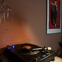 アートと音響が調和する、夜に溶け込む上質ラウンジ。