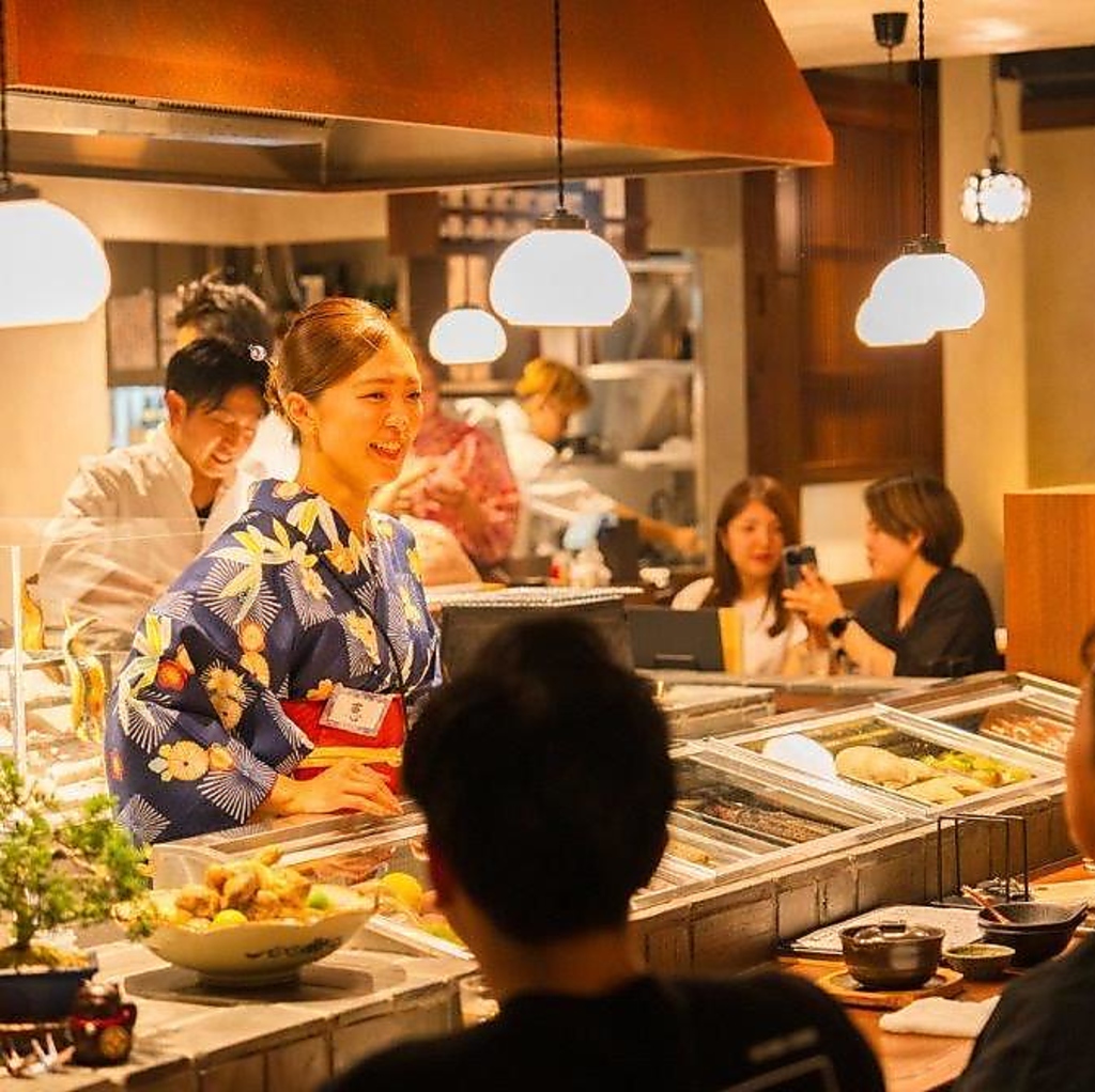 【笑顔でおもてなし】全国各地から取り寄せた食材を、料理長が感謝と愛情を込めて調理します。