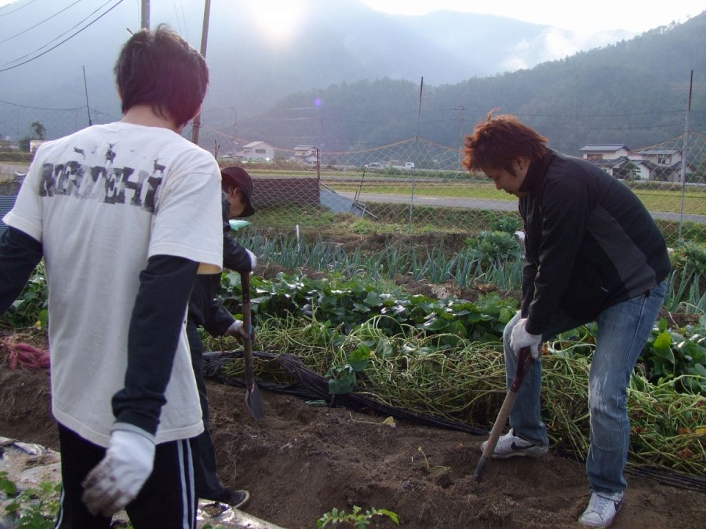 県内の契約牧場と農園から仕入れる新鮮で美味しいお肉と野菜を炙り焼きにする醍醐味を味わえる。