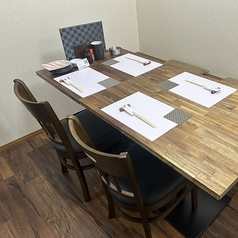 テーブルを連結して大人数宴会にも対応可能。シーンに合わせてレイアウト変更でき、グループ利用にも使いやすい柔軟な空間です。