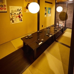 半個室（ロールカーテンはついてません）。元気な笑顔が集まる活気ある雰囲気！人数に合わせた個室も豊富