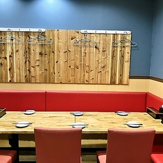 片側がイス、片側がソファーになっている席です。つなげることで最大１２名様にご利用頂けます！