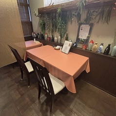 店内の各所には、季節感あふれるお花やアンティークな小物がセンス良く配置されています。どのお席に座っても視覚的に愉しめるよう工夫されており、お料理を待つ間も退屈させません。店名「桂花」の由来にちなんだ温もりのある演出が、お客様の記憶に鮮やかに残る素敵なダイニング体験をより一層引き立てます◎