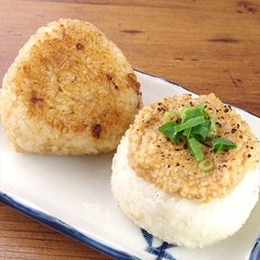 焼きおにぎり　醤油　／　焼きおにぎり　鶏みそ