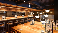 店舗をまるごと貸切って、大規模なご宴会をすることも可能です。木を基調とし、落ち着いた明るさの照明でリラックスできる寛ぎの店内で、こだわりのお料理とお酒を楽しむ至福のひとときをお過ごしください。ご予算や人数などお気軽にお問い合わせください。