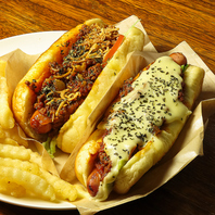 片手で手軽に！ジューシーな本格ホットドッグ