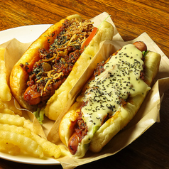 片手で手軽に！ジューシーな本格ホットドッグの写真