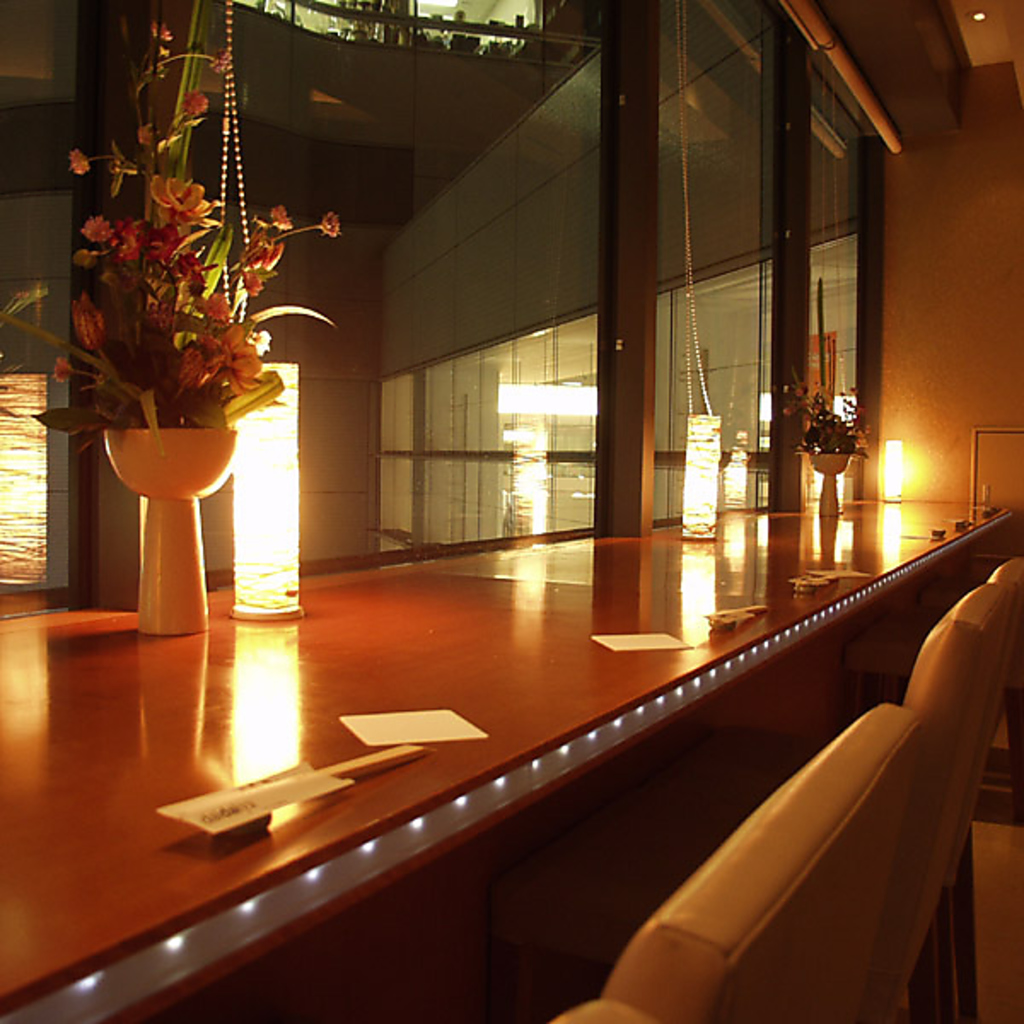 二人の距離を縮めてくれるカウンター席。夜景にくぎ付け♪大人なデートにはピッタリのお店！