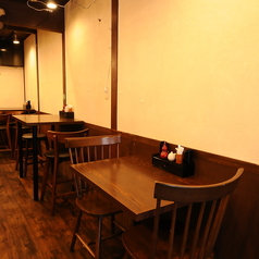 【1階】2名テーブル×2。少人数のグループが隣り合う際も、お互いの空間を尊重できるよう配慮して配置いたします♪気心の知れた仲間内での飲み会や、小規模なオフ会などにもぜひご活用ください◎
