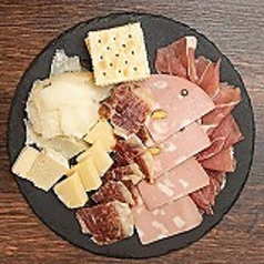 生ハム、サラミ、チーズの盛り合わせ