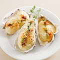 料理メニュー写真 自家製ホワイトソース　殻付き牡蠣のグラタン　3個