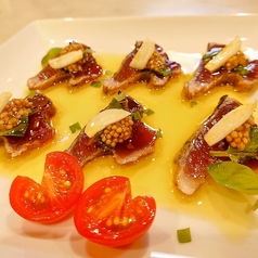 かつおとアンチョビのカルパッチョ、国産にんにくとホワイトバルサミコの香り