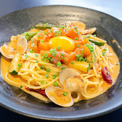 サーモンユッケとズッキーニとおくらのロゼパスタ