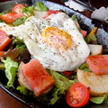 料理メニュー写真 山芋と厚切りベーコンのサラダ