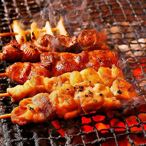 炭火焼鳥と朝引き鶏の鍋が楽しめる居酒屋。掘りごたつ席や貸切対応も可。