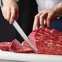 仕入れから加工まで一貫。熟練技が引き出す近江牛の旨み