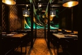 斬新なデザインのインテリアが冴える空間でごゆっくりお寛ぎください♪気軽にお酒を楽しみたいお客様は、使い勝手の良いテーブル席が最適。栄駅近でアクセスが便利なのも幹事の皆様に好評いただいているポイント。※21時以降サービス料10%