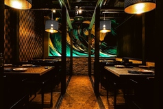 斬新なデザインのインテリアが冴える空間でごゆっくりお寛ぎください♪気軽にお酒を楽しみたいお客様は、使い勝手の良いテーブル席が最適。栄駅近でアクセスが便利なのも幹事の皆様に好評いただいているポイント。※21時以降サービス料10%