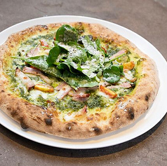 ベーコンとトマトジェノベーゼのピザ