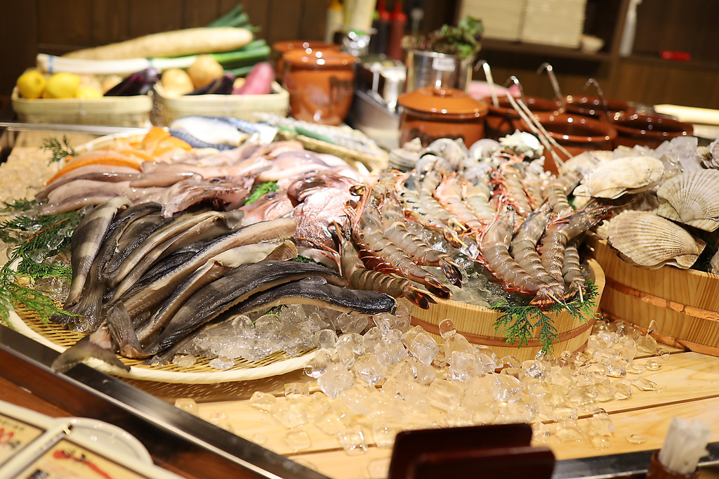 カウンターに並ぶ新鮮な素材【海鮮、串焼きetc】を目の前で炉ばたで焼いてくれます♪