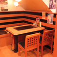 1階のテーブル席は、ご家族同士でのお食事にぴったりな落ち着いた空間です◎目の前の大きな鉄板を囲めば、自然とご家族の会話も弾みます♪アツアツの出来立てを、みんなで分け合いながら、ぜひお楽しみください！