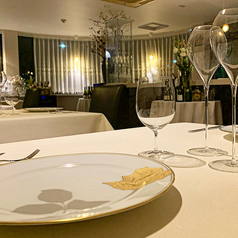 広々とした店内にたった3テーブルだけの贅沢な空間。大切なお食事会やデート、記念日などに。特別なひとときをお過ごし下さい。