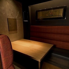 【半個室】半個室の1つは、ソファー席になっております。ゆったりと寛ぎたいお客様やお子様がご一緒のお客様に人気のお席です。