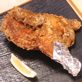 当店人気!「半羽から揚げ」は、三条産地鶏を使った新潟のソウルフード。カレー風味で揚げられた鶏の半身は、パリパリの皮とジューシーな肉の絶妙なコントラストが楽しめます。お酒との相性も良く、大人から子供まで愛される一品。特別なこの味をぜひご堪能ください。