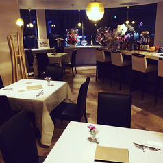 大きな窓が広がる店内は、隠れ家ながら開放感もあり雰囲気◎カウンター席はウェイティングバーとしてご利用可能です。