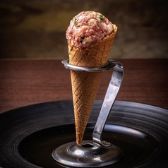 馬肉ユッケのワッフルコーン