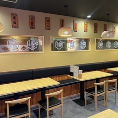 ご友人との集まりに！ソファー席でくつろぎながら、バラエティ豊かな串焼きと種類豊富なカクテルで素敵な時間をお過ごしください♪美味しい料理とお酒を囲んで、会話も弾みます◎