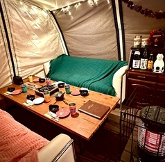 冬は2～6名様でグランピング気分が楽しめる個室テント席を3席限定でご用意！おしゃれなテント席でホカホカお鍋が楽しめます♪こちらはソファー席になっております。