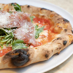 生ハムとパルミジャーノチーズのピザ