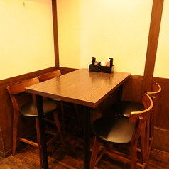 【1階】4名テーブル×1。少人数で落ち着いて過ごせるテーブル席をご用意しております。対面でしっかり会話を楽しみたい時にぴったりなお席です◎当店のゆったり空間は幅広いシーンでご利用いただけます♪