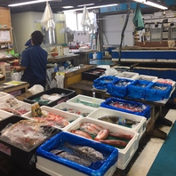 鮮魚は毎日市場で厳選。足を運んで目利きしています。