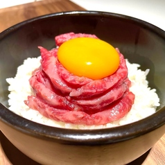 新鮮な和牛赤身を使用！石焼き生ユッケ丼