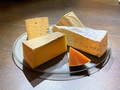 料理メニュー写真 チーズとサラミの盛り合わせ