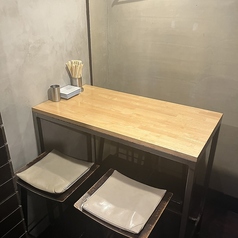 お友達同士や同僚と・・。気軽に一杯できる広めのテーブル席！種類豊富な焼き鳥とお酒についつい長居してしまうかも。