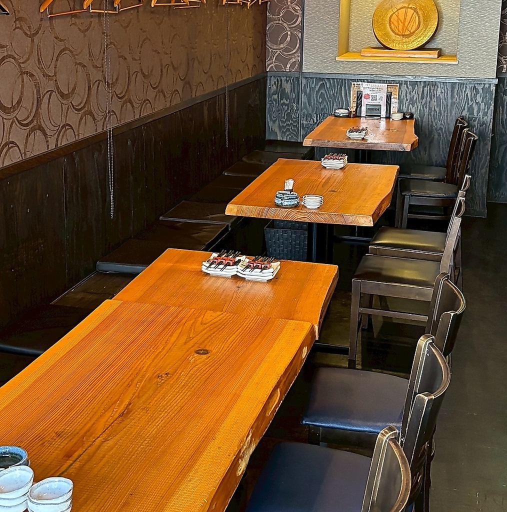 木を基調にした落ち着いた雰囲気の店内。アンティークな照明がお洒落です！女子会やファミリーも◎