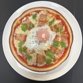 料理メニュー写真&nbsp;ベーコンと半熟卵のスパイスピザ