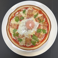 ベーコンと半熟卵のスパイスピザ