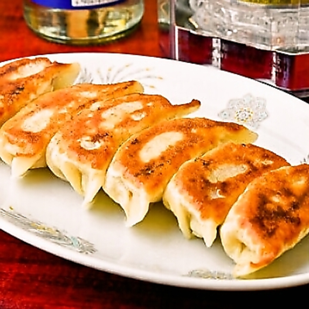 当店人気メニューの餃子は特製の厚い皮のモチモチ食感が絶品♪ご来店の際には是非一度お試し下さい！
