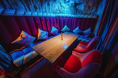 カーテン仕切りの個室になります。周りのお客様からの視界を遮ることが出来ますので、プライベート感溢れるパーティにも！7名様までご利用可能です。