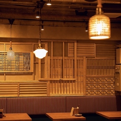新宿・西新宿エリアで話題のネオ大衆酒場。店内はレトロ感とトレンド感を融合させた、おしゃれで写真映えする空間が魅力です。明るく賑やかな雰囲気の中で、女子会や友人同士の飲み会、昼飲みも気軽に楽しめます。