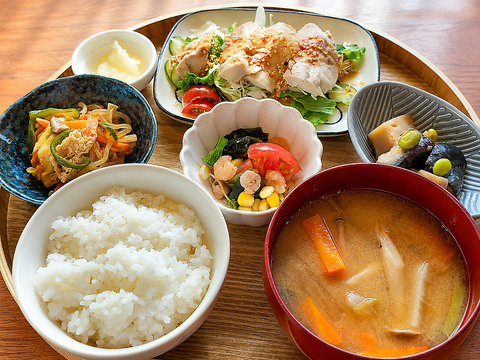 料理をご注文でフリードリンク付き