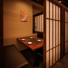 障子越しの柔らかな灯りが美しい和個室。少人数での飲み会にぴったりな上質空間です。和情緒あふれる落ち着いた個室席で女子会にも使いやすい特別な和の一室です。