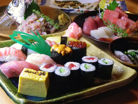 築地から仕入れた新鮮なお魚をつまみに、手に入りづらい日本酒や焼酎を楽しめる。