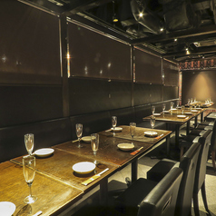 大人数様でもご利用いただける片側ソファーのテーブル席をご用意しております。会社宴会や打ち上げ等、大人数でのお集まりに最適です！ご予約はお早目にどうぞ！