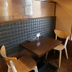 2名掛けテーブルは4席ございます。ダークブラウンのテーブルと、明るい木目の椅子が温かいコントラストを生み出しています。二人だけの時間をゆったりと過ごせるお席です♪