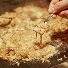 鉄板を囲んで楽しめる！ボリューム満点な粉もん料理【お好み焼き、もんじゃ】の写真